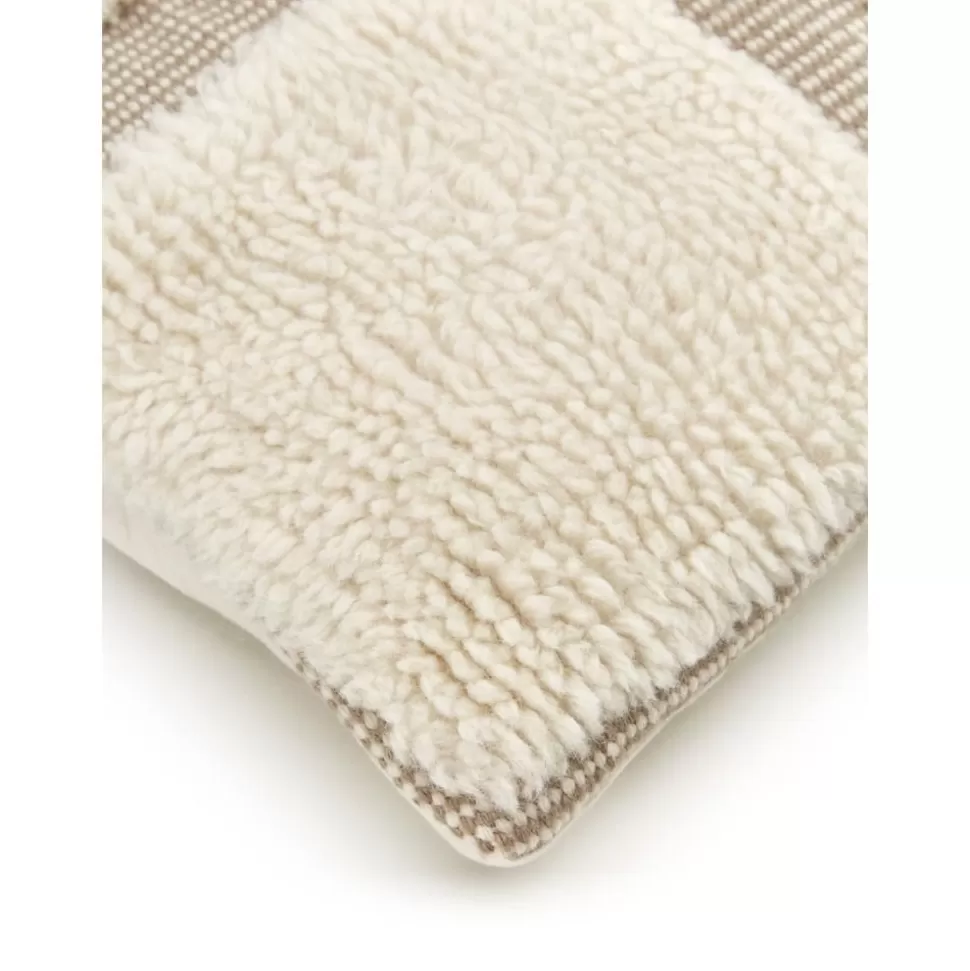 handgewebte_kissenhulle_laine_3-4.webp Hot Westwing Collection Handgewebte Kissenhulle Laine