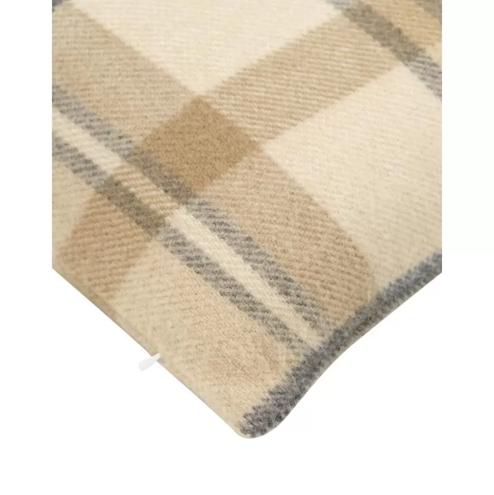 karierte_kissenhulle_neva_2-4.webp Store Westwing Collection Karierte Kissenhulle Neva